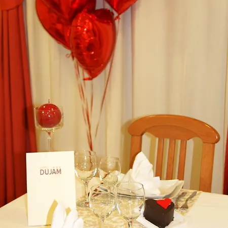 Dujam Готель